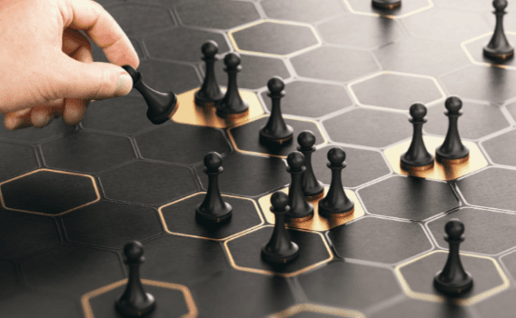 Imagen de referencia a estrategia, representada por piezas de ajedrez.